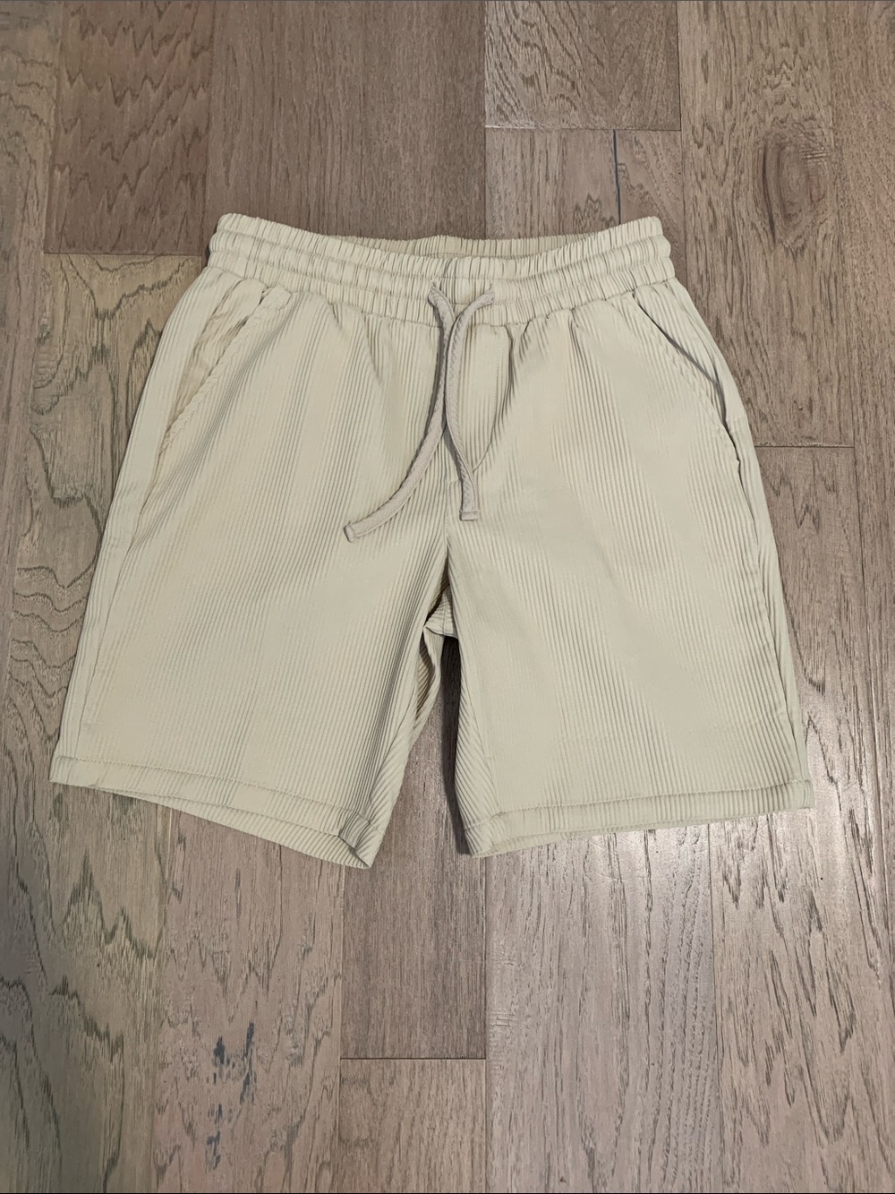 NWT Boohoo Man Pleated Mid Length Short Size Small